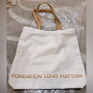 Foundation Louis Vuitton White Canvas
Zipper Bag